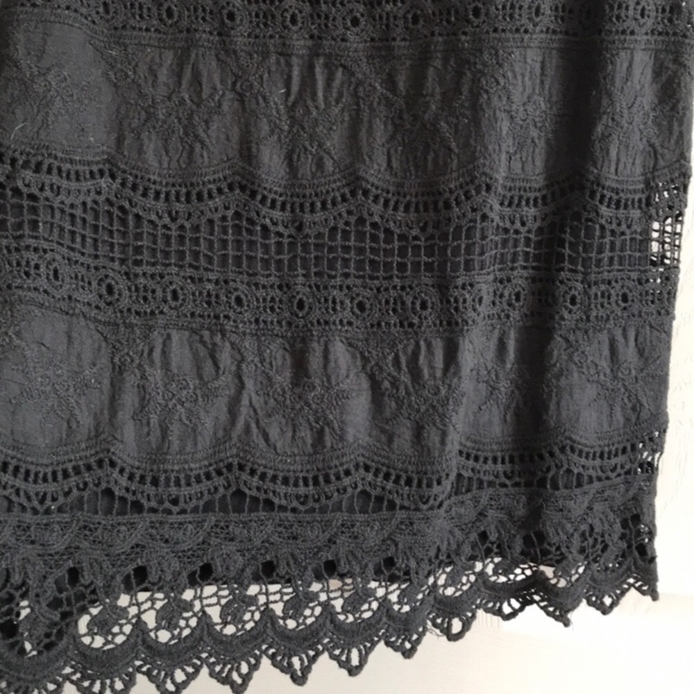 Boho black lace crochet design tank top - Picture 2 of 4
